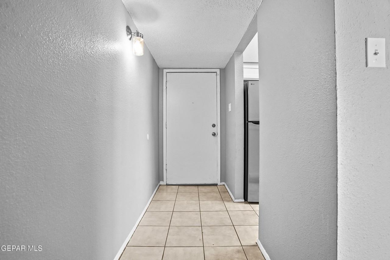 10748 Georgetown St - Photo 5 of 27