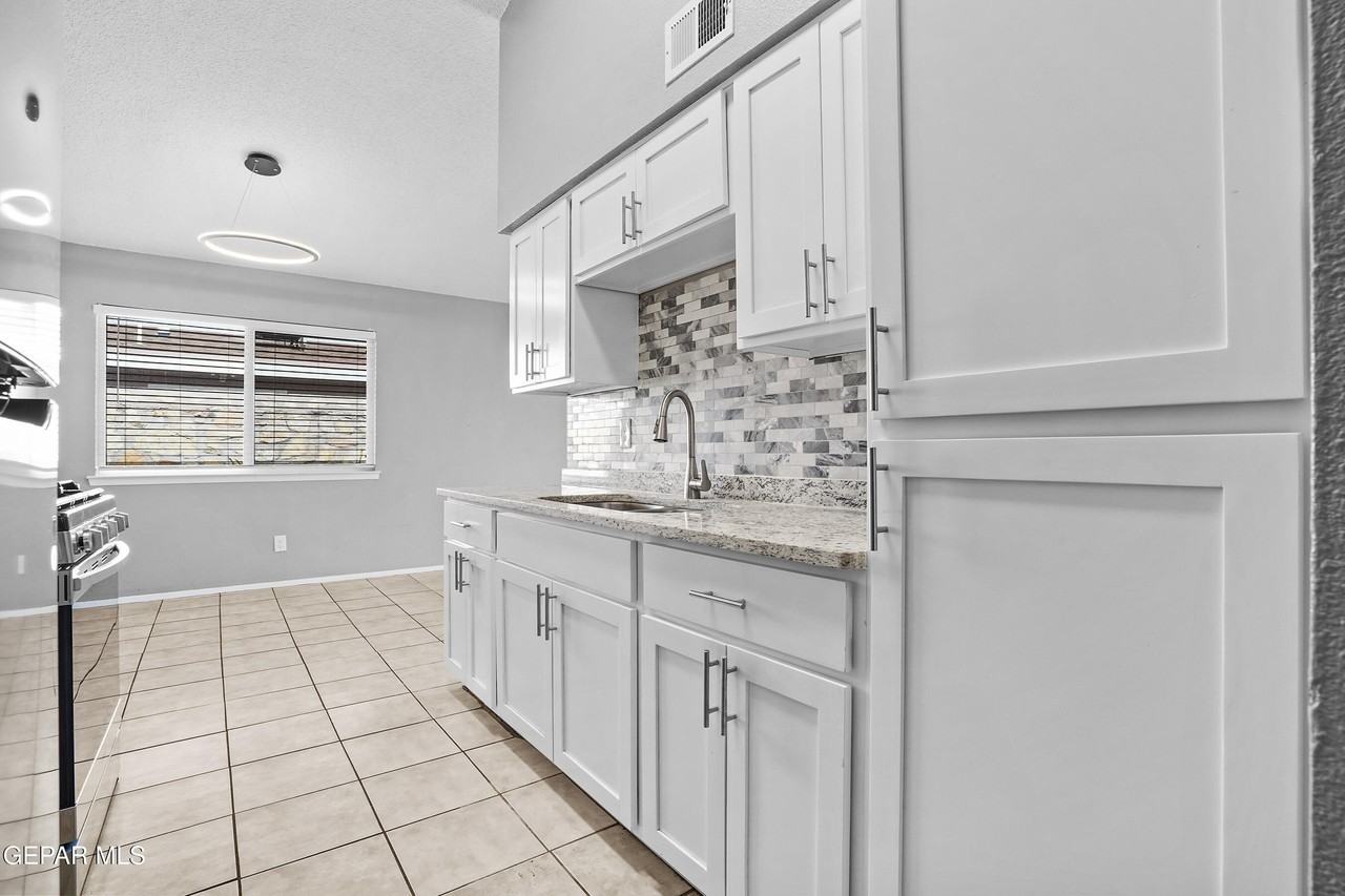 10748 Georgetown St - Photo 6 of 27