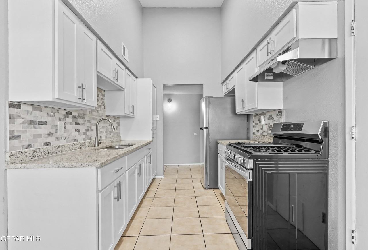 10748 Georgetown St - Photo 7 of 27