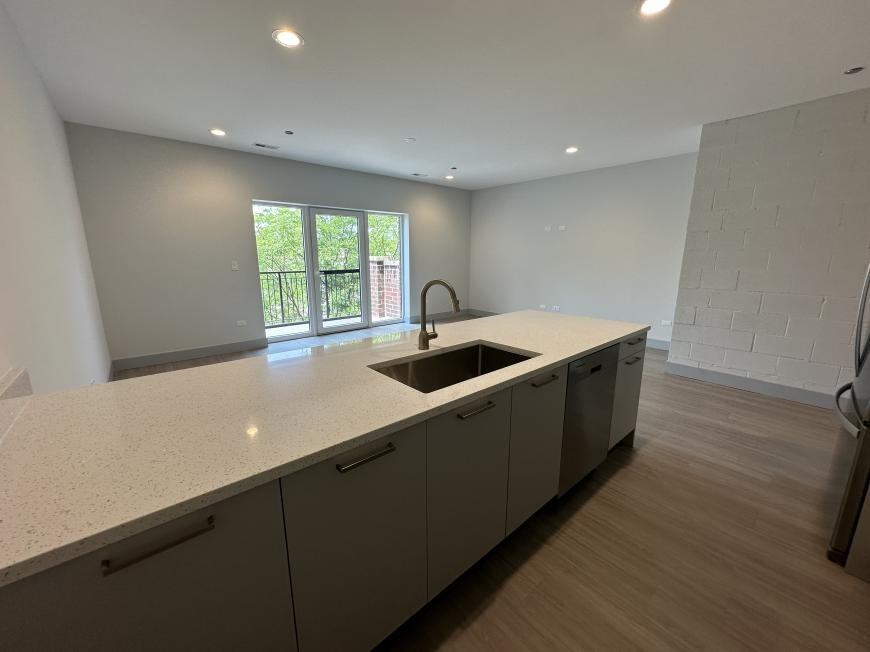 6350 N Glenwood Ave - Photo 3 of 10