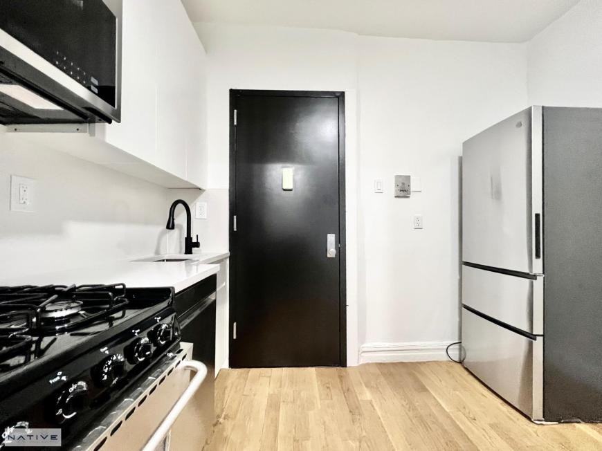 168 India St - Photo 3 of 10