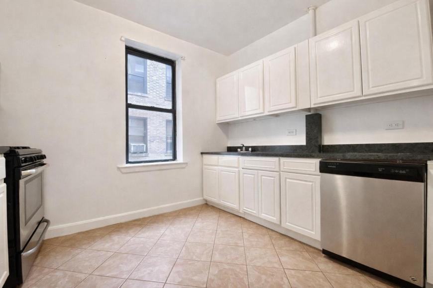 590 Fort Washington Ave - Photo 7 of 9