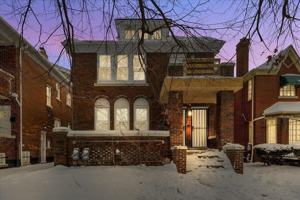 featured image of 2725 Leslie St