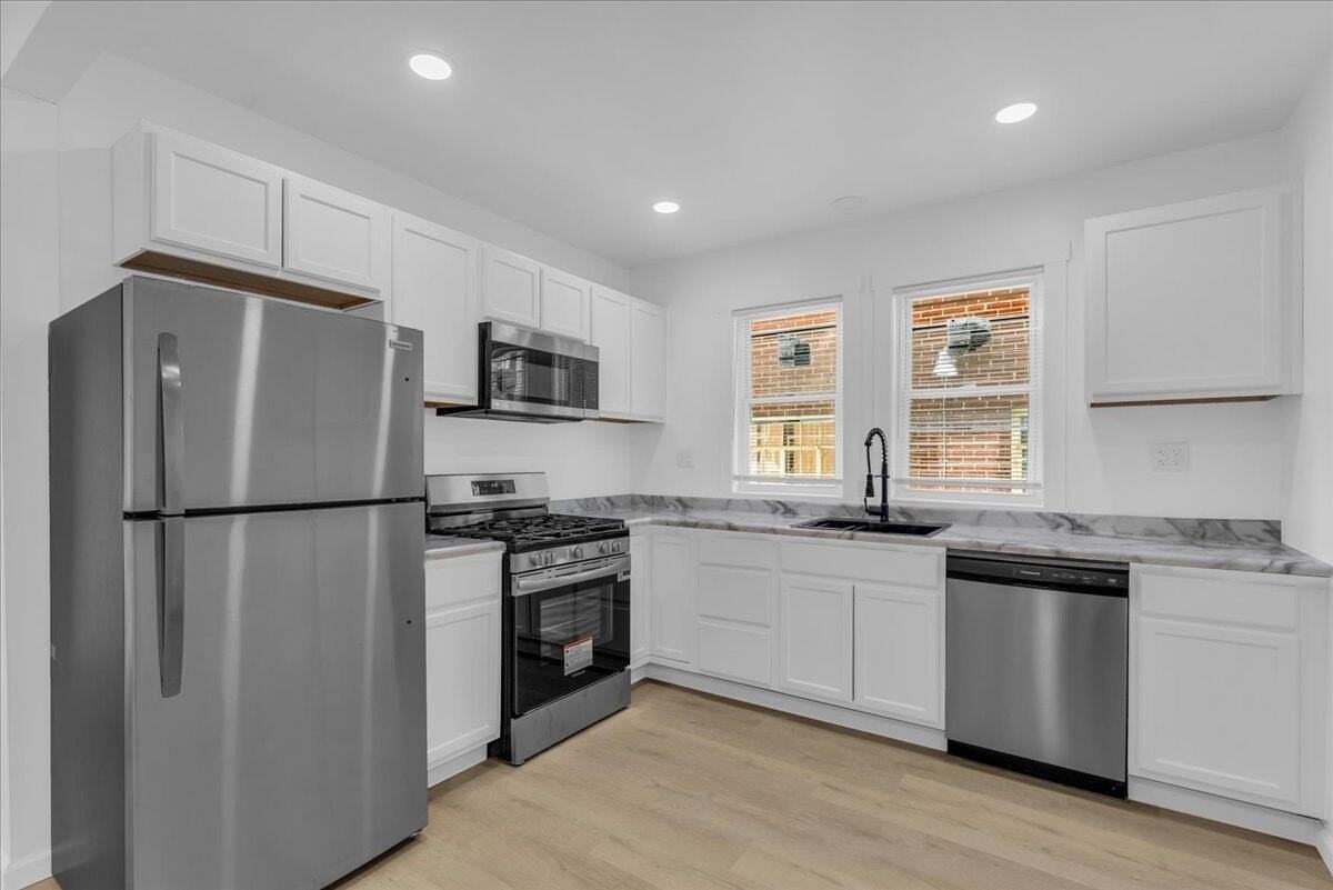 2725 Leslie St - Photo 4 of 25