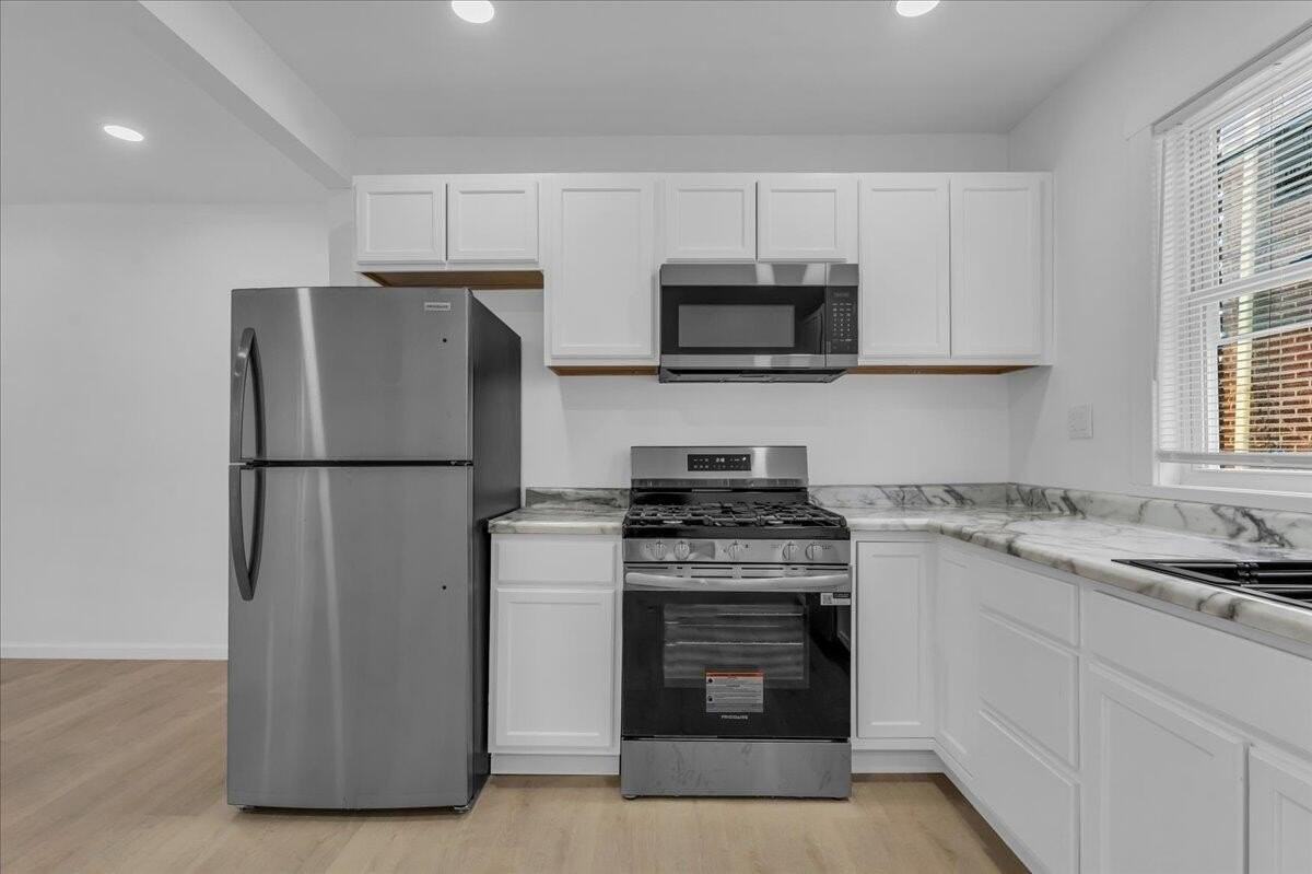 2725 Leslie St - Photo 5 of 25