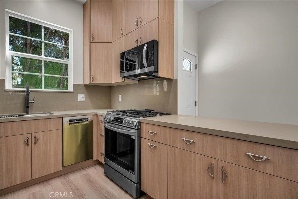 8503 Louise Ave - Photo 7 of 15