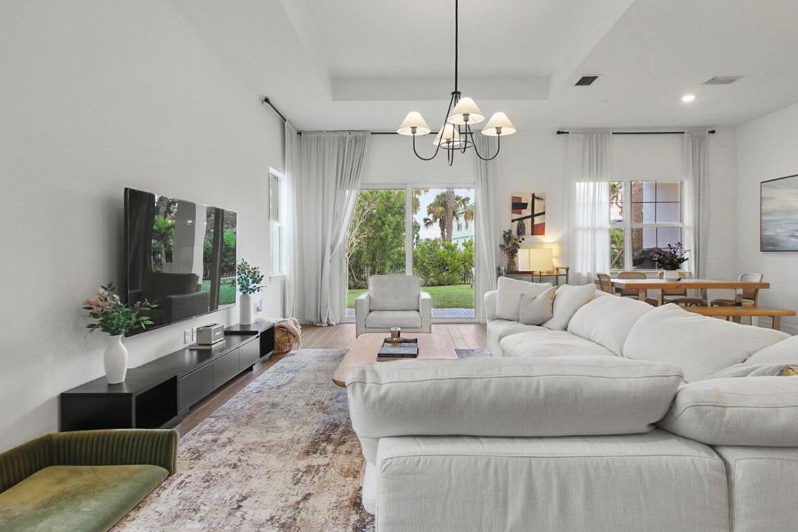 10369 Northbrook Cir - Photo 4 of 46