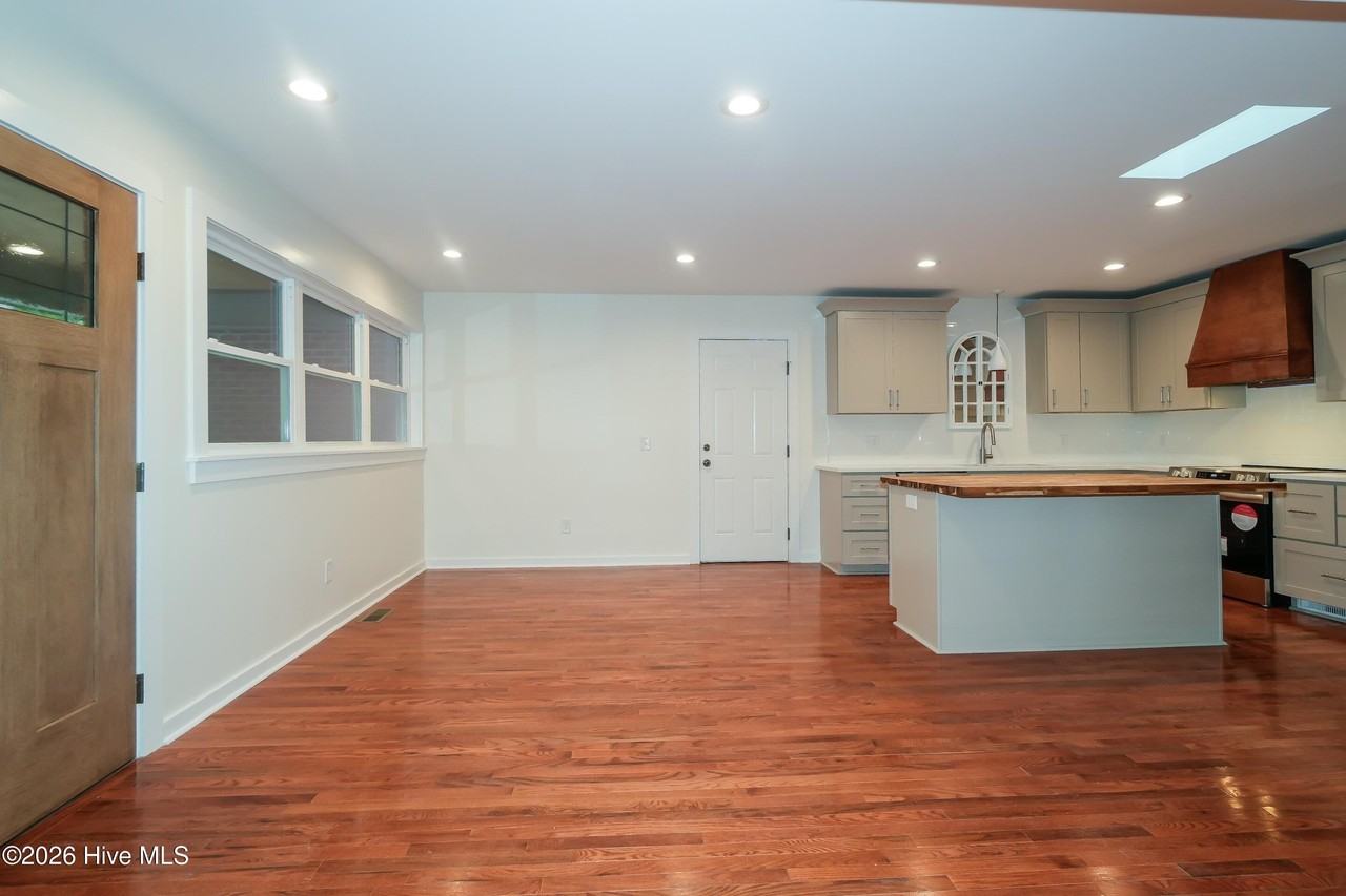 440 S May St - Photo 3 of 18