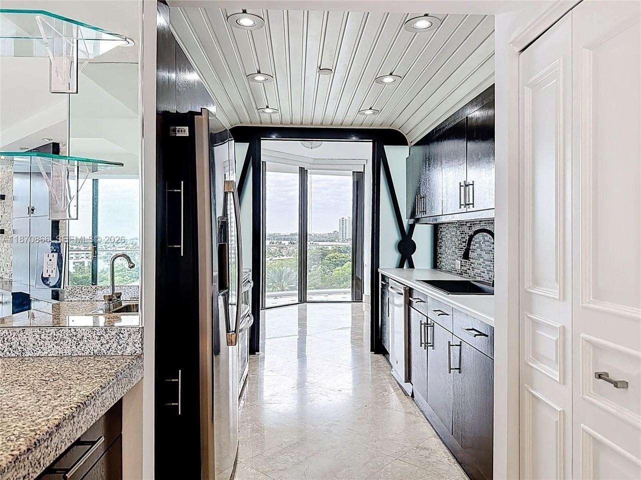 2800 Island Blvd #902 - Photo 4 of 48