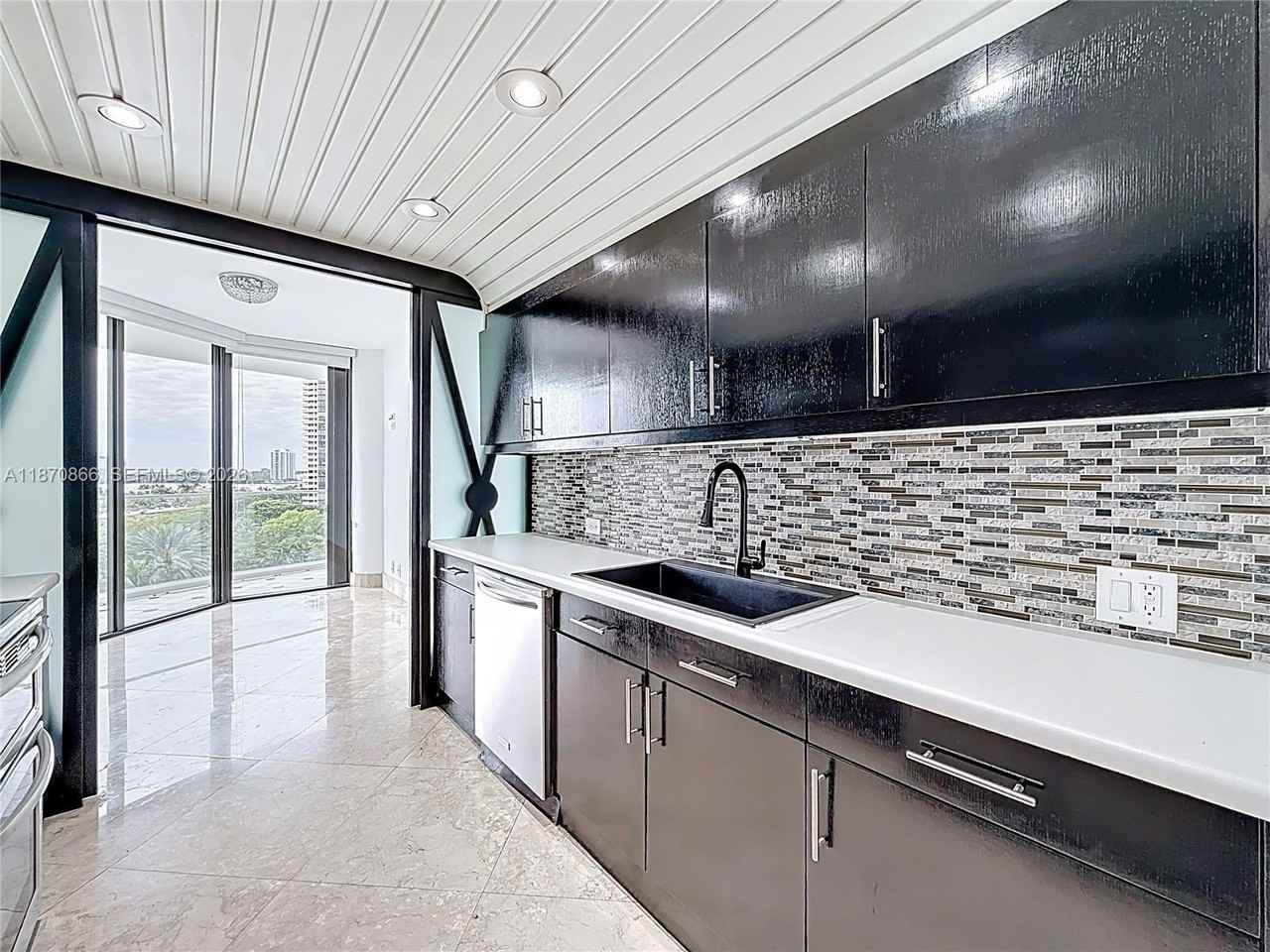 2800 Island Blvd #902 - Photo 5 of 48