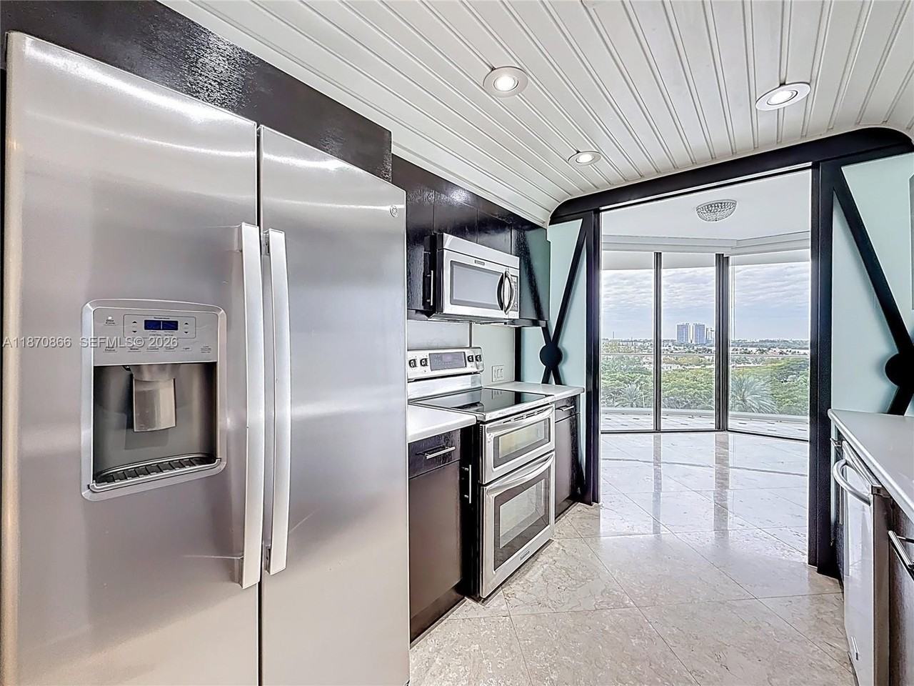 2800 Island Blvd #902 - Photo 6 of 48