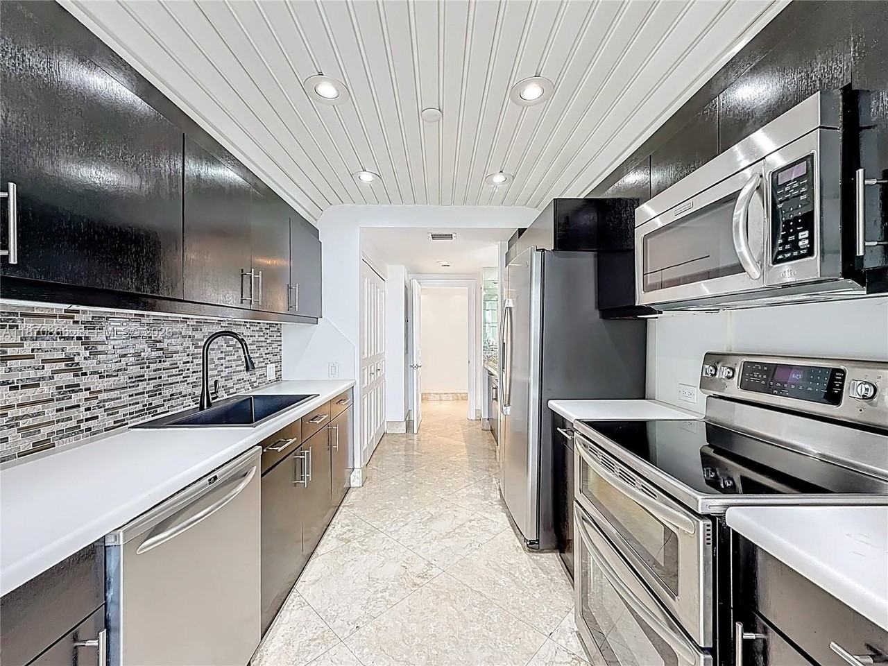 2800 Island Blvd #902 - Photo 7 of 48