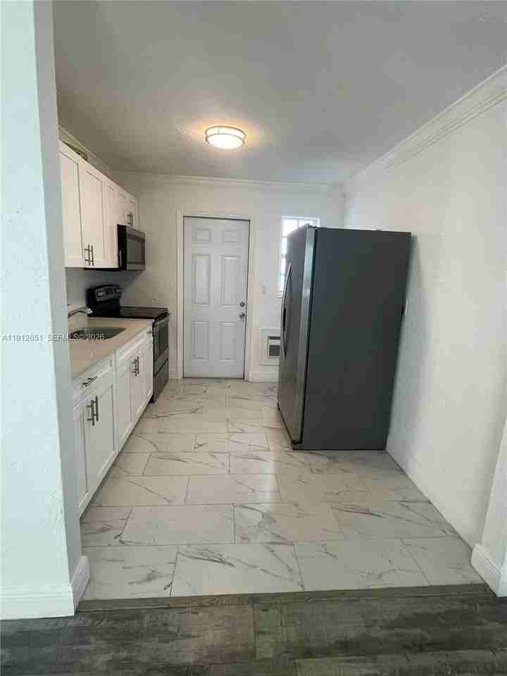 5511 Sw 20th St #8 - Photo 6 of 22