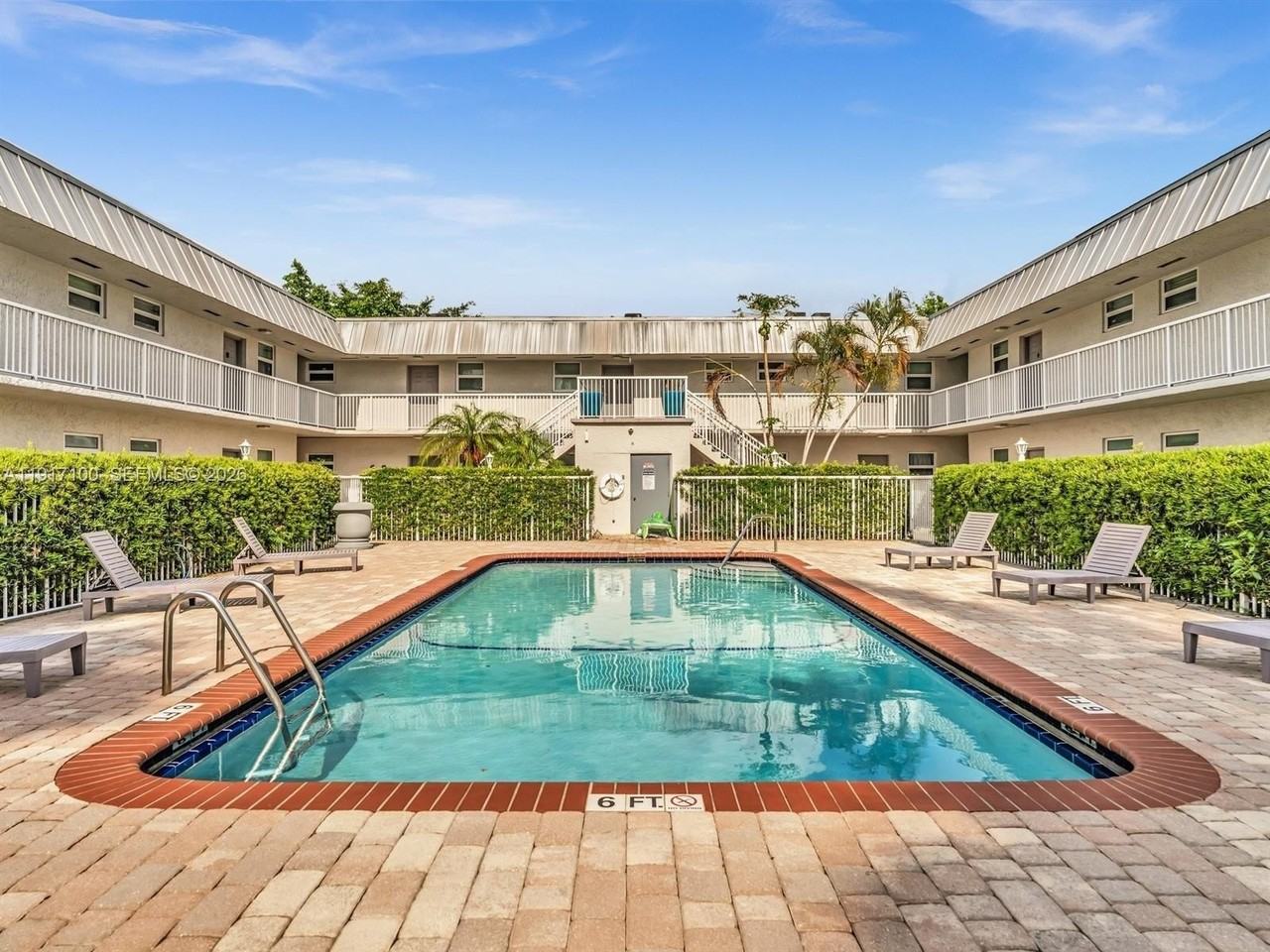 2050 N Douglas Rd #211