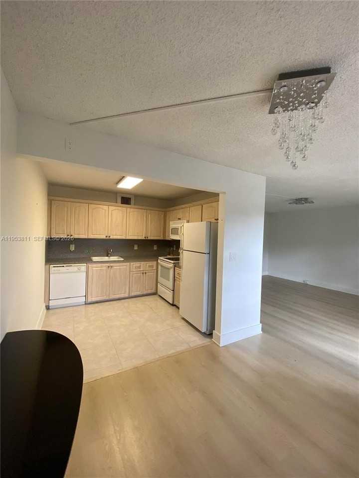 1903 Bermuda Cir #D2 - Photo 3 of 22