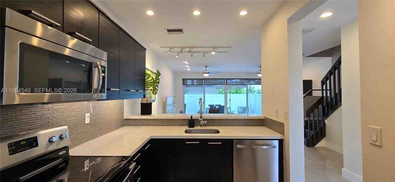 1000 Se 2nd St #2 - Photo 3 of 32