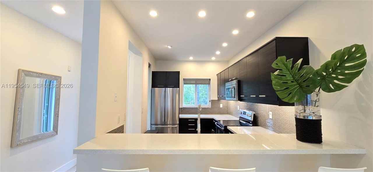 1000 Se 2nd St #2 - Photo 5 of 32