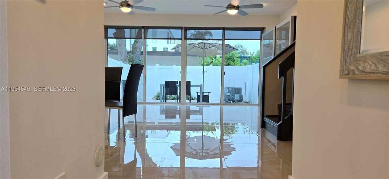 1000 Se 2nd St #2 - Photo 6 of 32