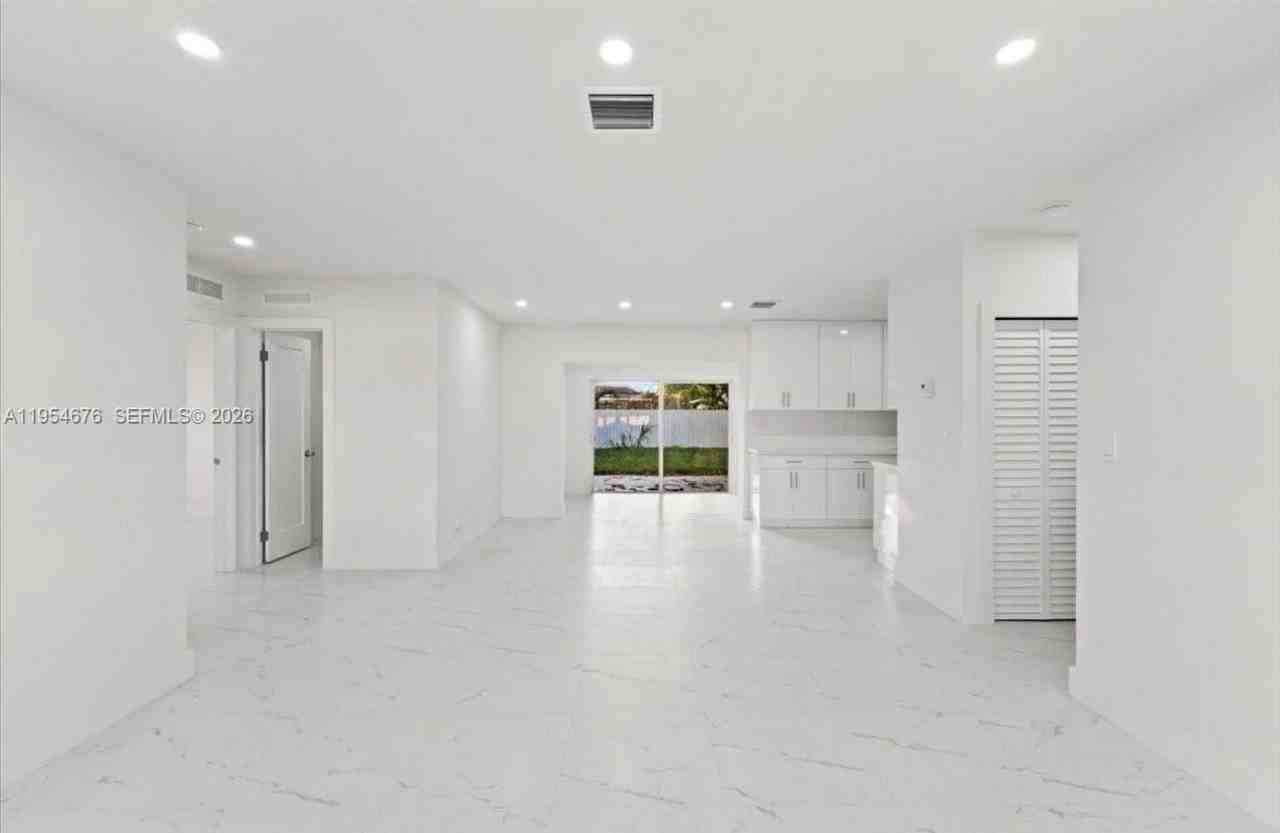 19320 Nw 37th Ave - Photo 3 of 16