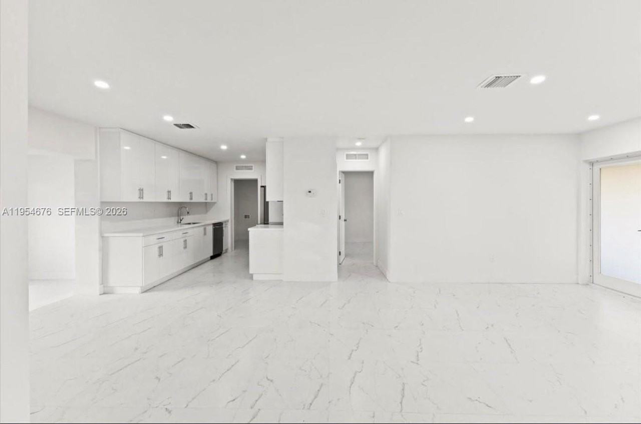 19320 Nw 37th Ave - Photo 4 of 16