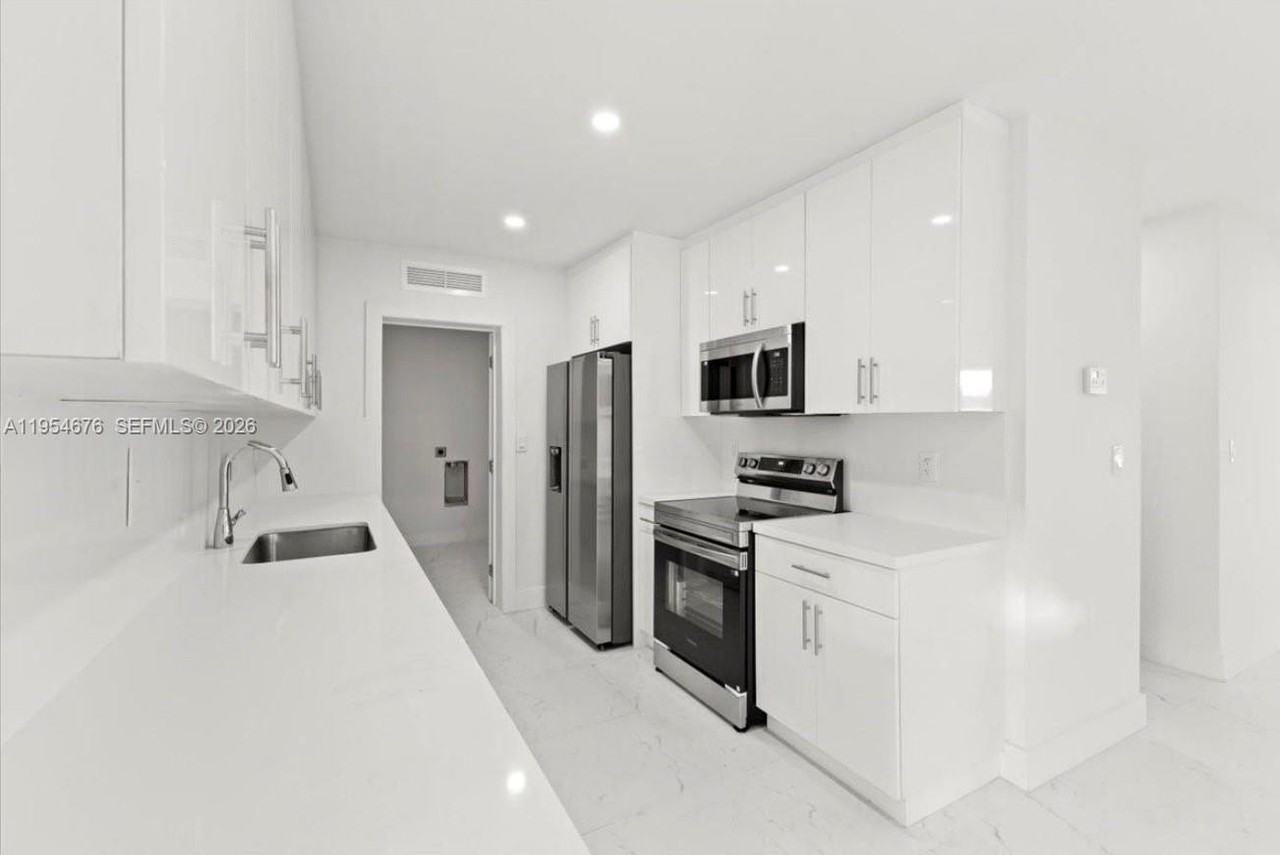 19320 Nw 37th Ave - Photo 5 of 16