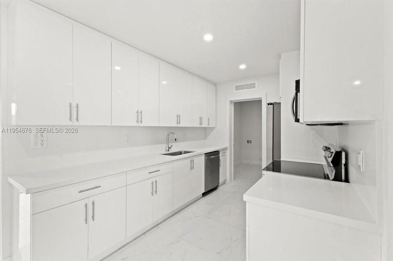 19320 Nw 37th Ave - Photo 6 of 16