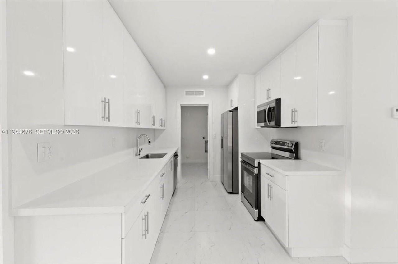 19320 Nw 37th Ave - Photo 7 of 16