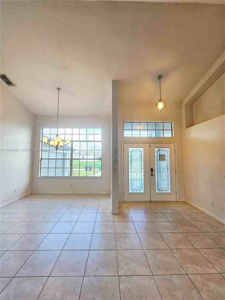 2161 Sw Imperial St #0 - Photo 3 of 31