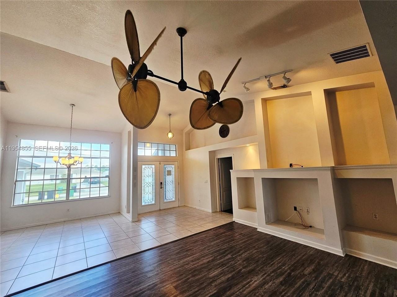 2161 Sw Imperial St #0 - Photo 4 of 31