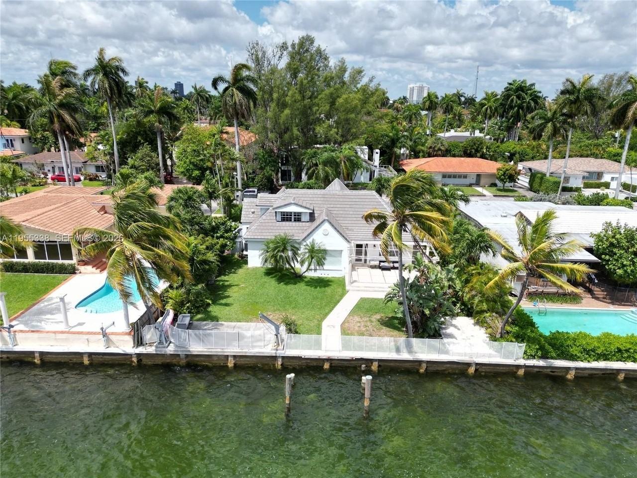 7601 Beachview Dr - Photo 3 of 14