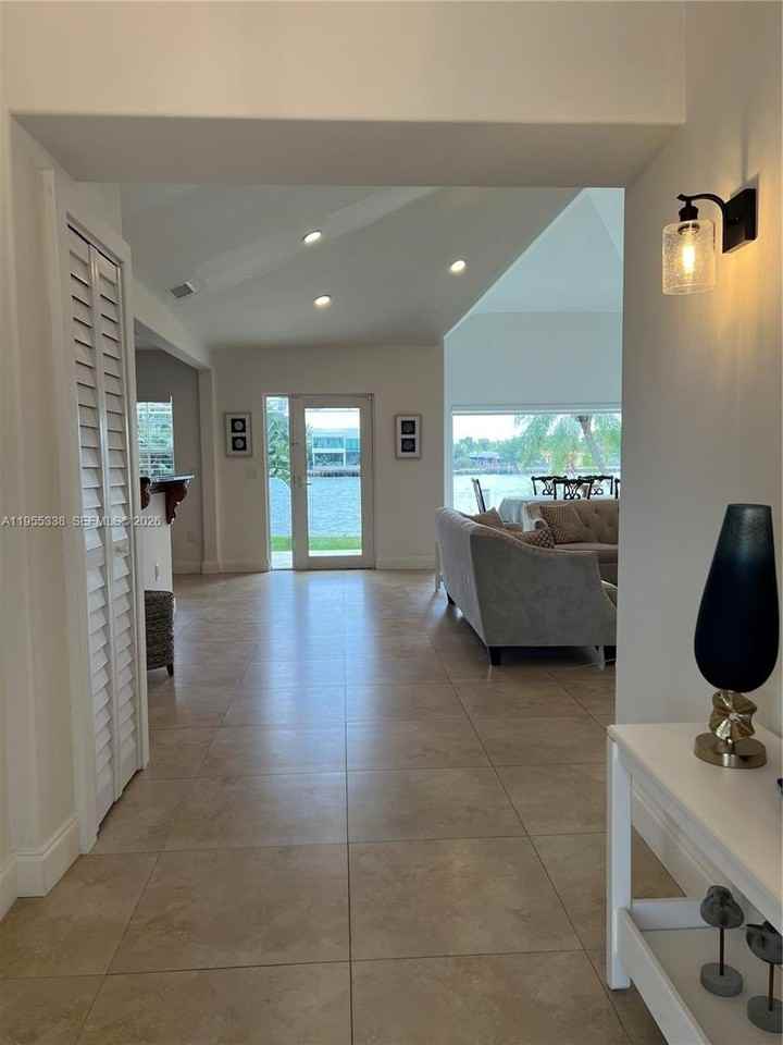 7601 Beachview Dr - Photo 4 of 14