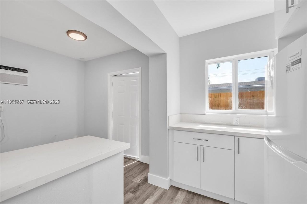 2729 Sw 18th St #2 - Photo 5 of 9