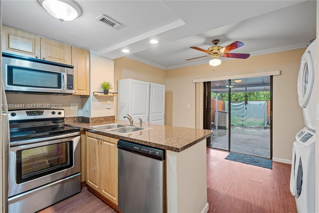 1927 Sw 107th Ave #306 - Photo 5 of 23