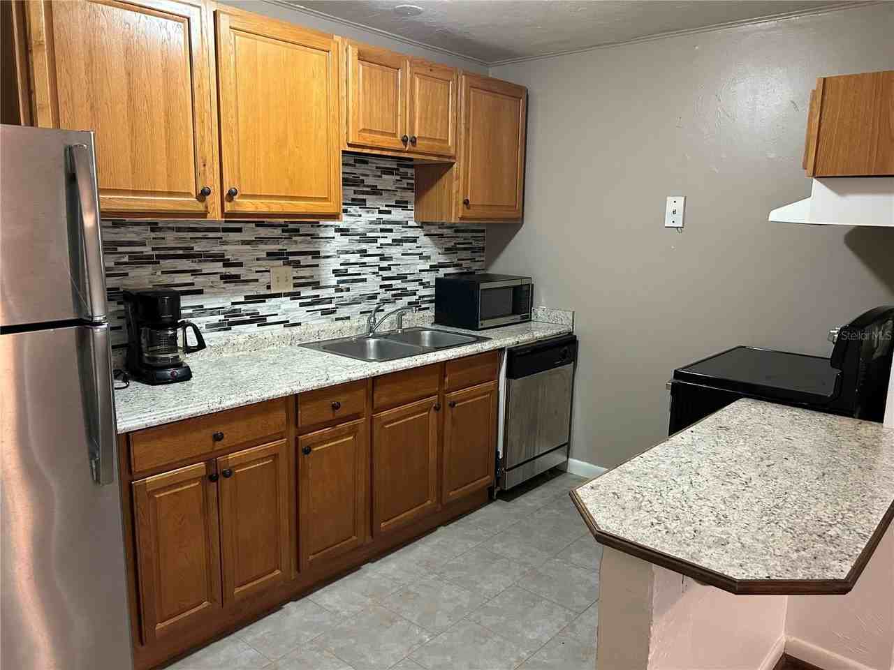 1015 Sw 9th St #B2 - Photo 3 of 12