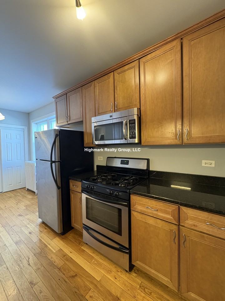 4548 W George St #3A - Photo 6 of 10