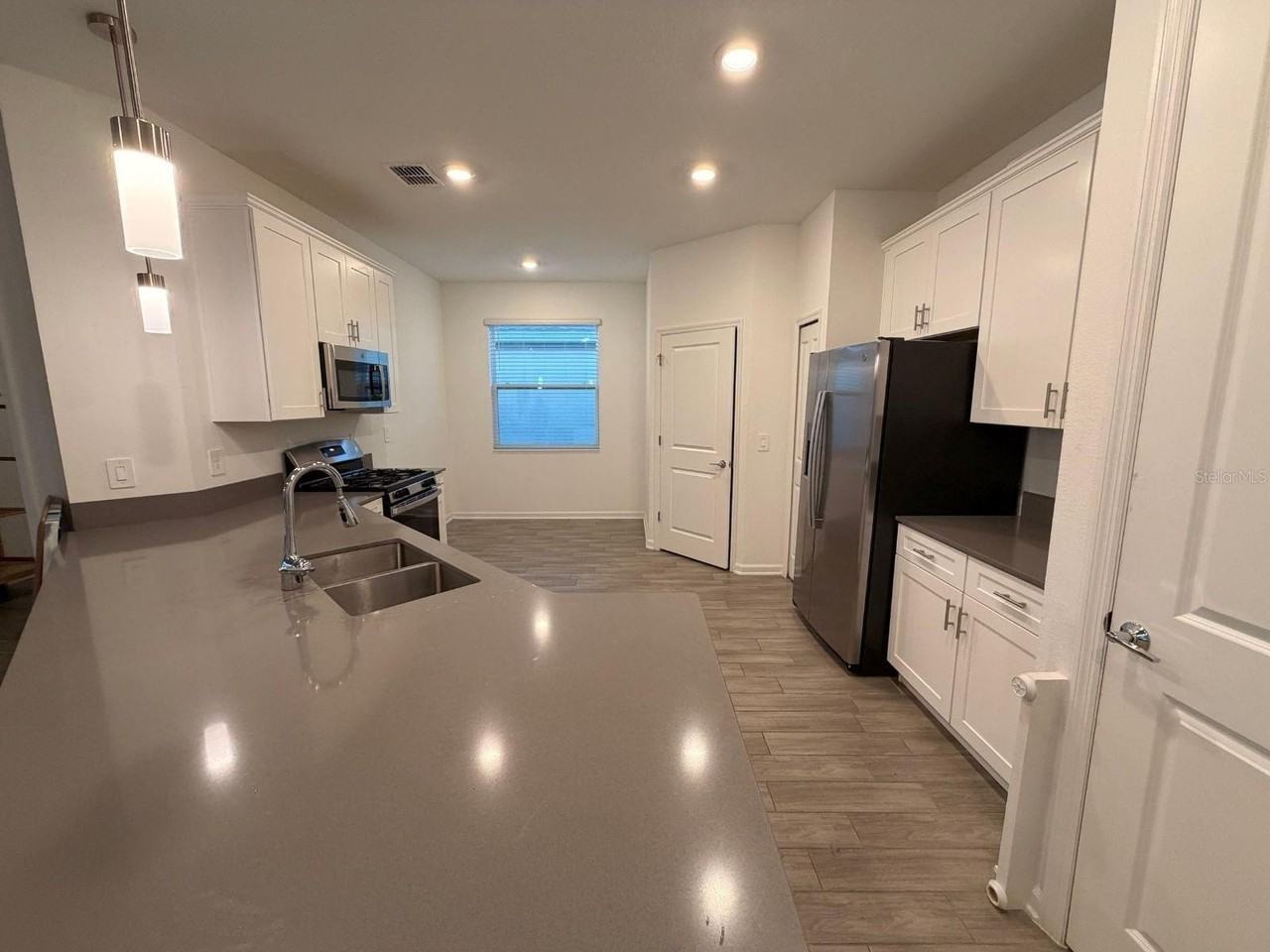 9412 REVERE AVE AVENUE - Photo 3 of 29