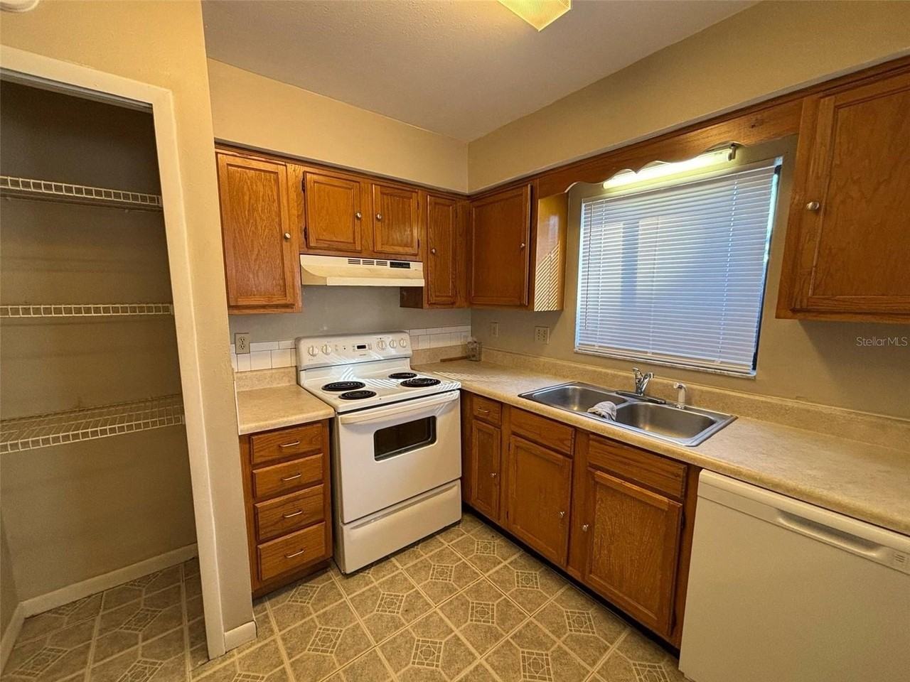 812 S Floral Ave - Photo 6 of 13