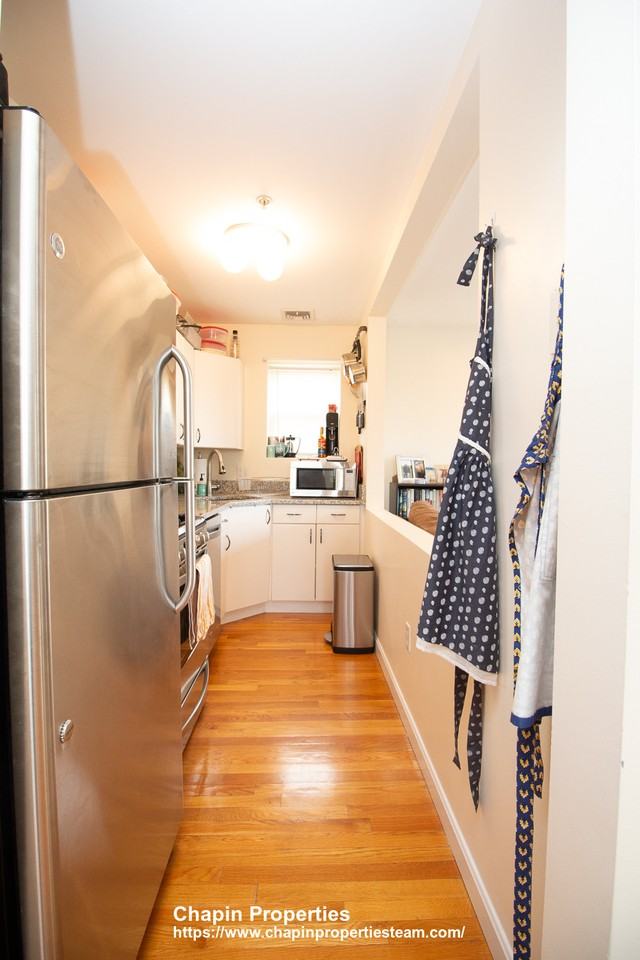 300 Washington St #4 - Photo 3 of 8