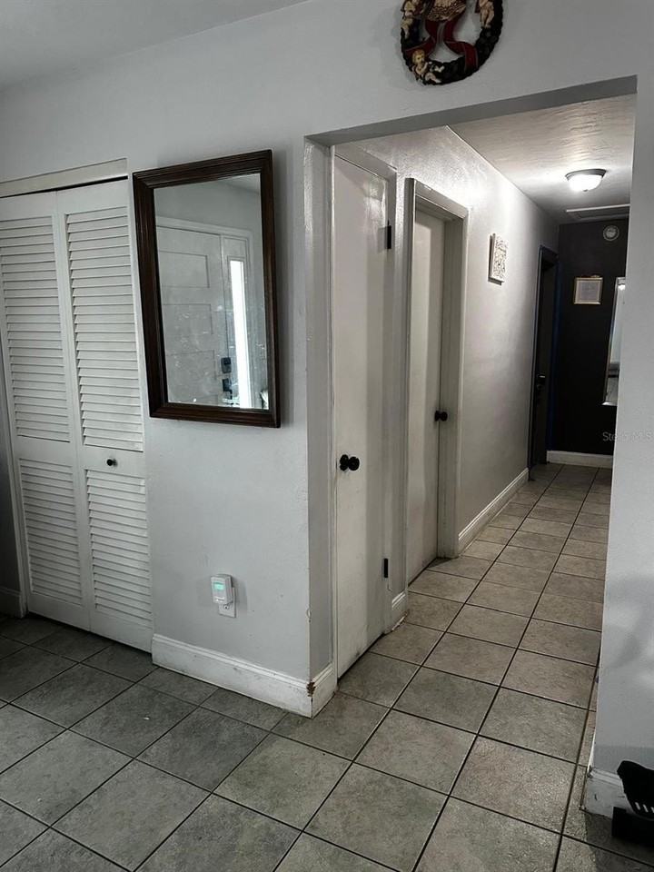 1048 Wakefield Cir - Photo 2 of 21