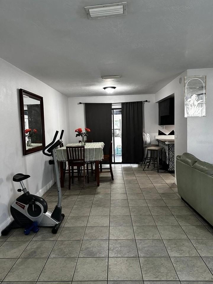 1048 Wakefield Cir - Photo 3 of 21