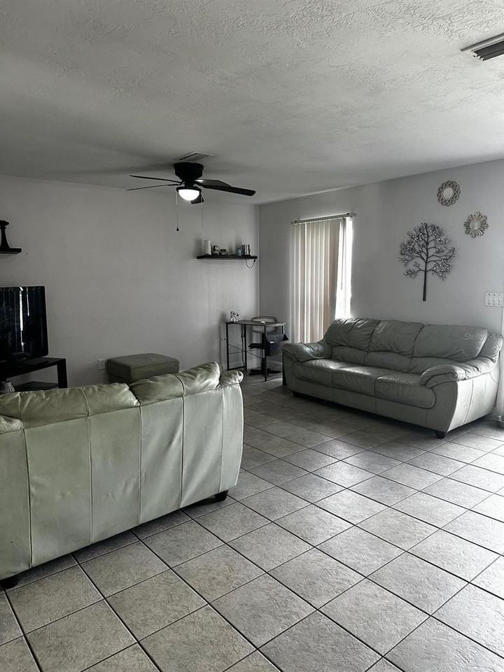 1048 Wakefield Cir - Photo 4 of 21