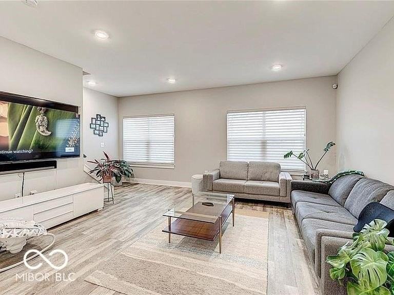 2579 Filson St - Photo 5 of 17