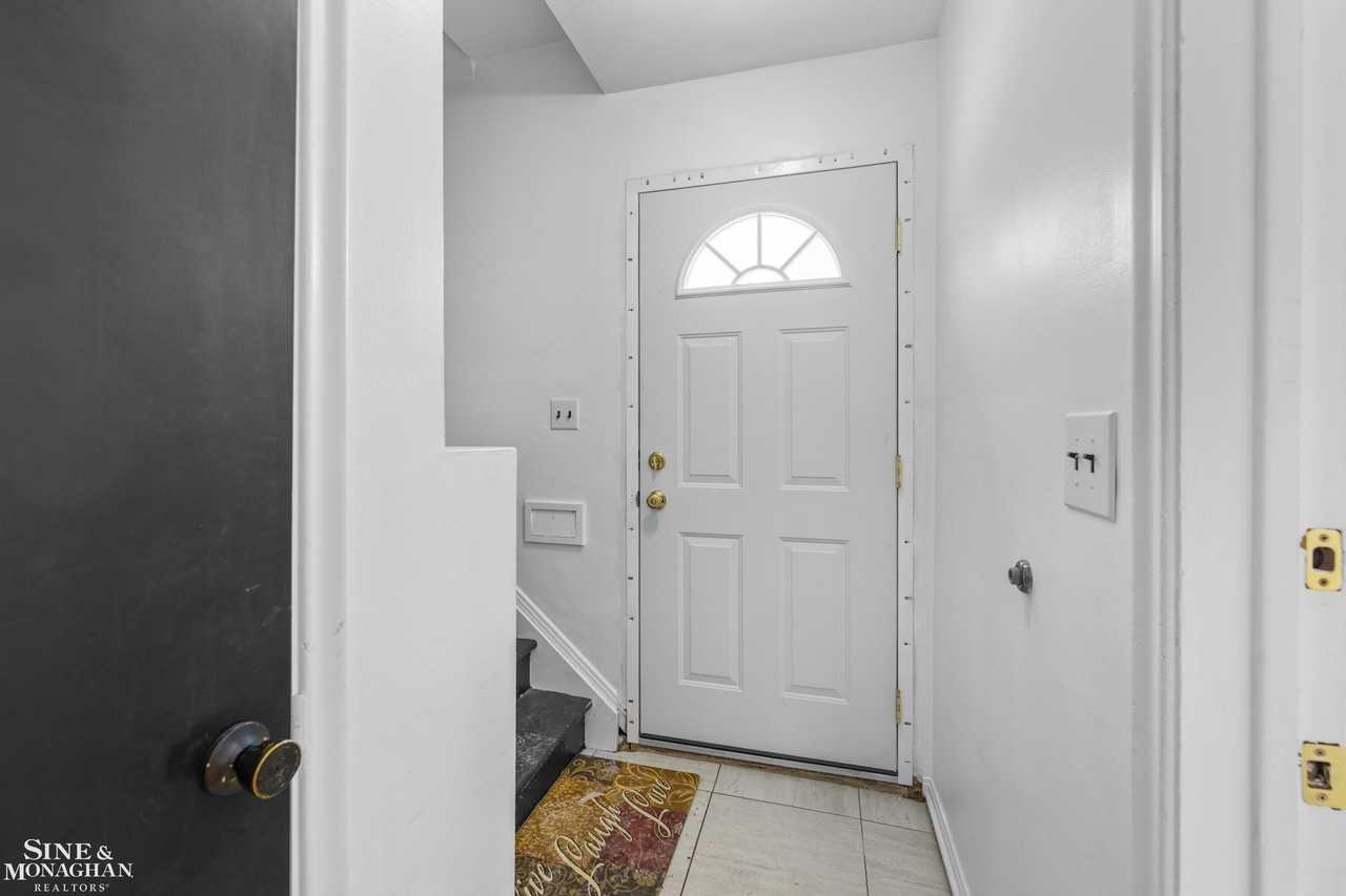 2037 Vernier Rd - Photo 2 of 23