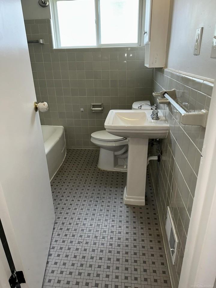 26300 Fernwood St - Photo 4 of 13