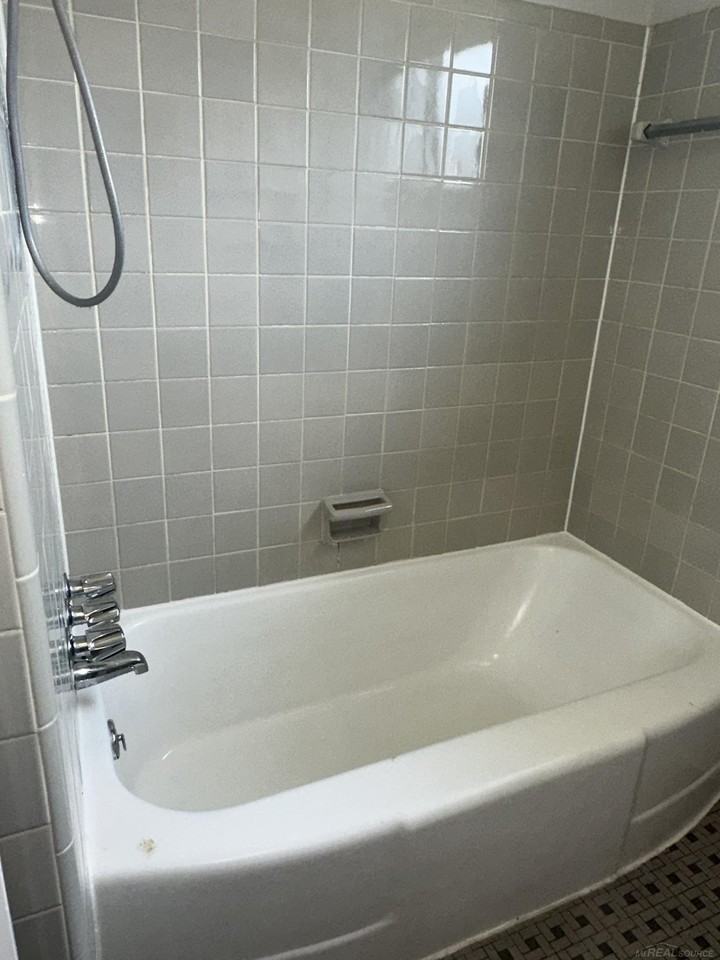 26300 Fernwood St - Photo 5 of 13