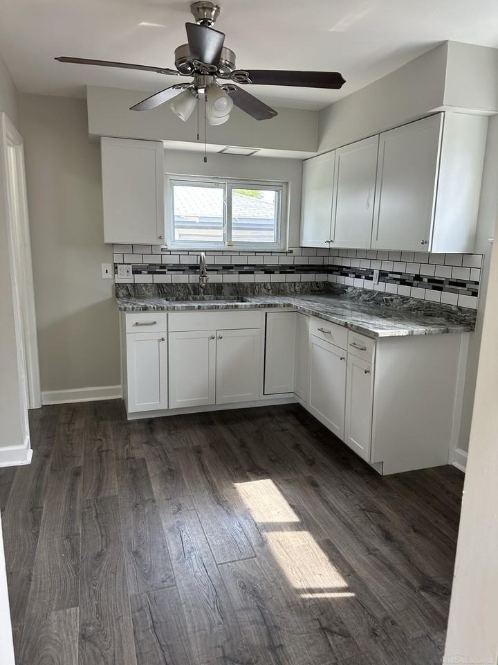 26300 Fernwood St - Photo 6 of 13