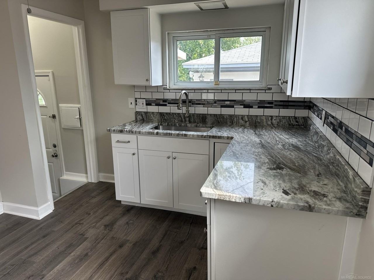 26300 Fernwood St - Photo 7 of 13