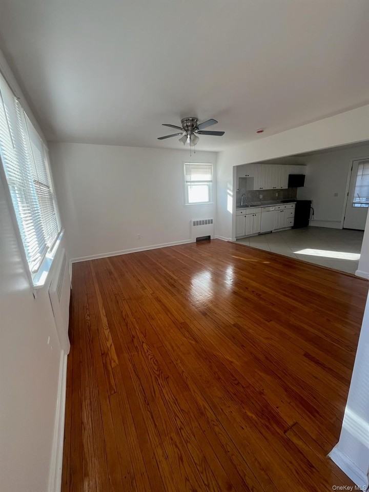 117 Blydenburg Ave - Photo 3 of 22