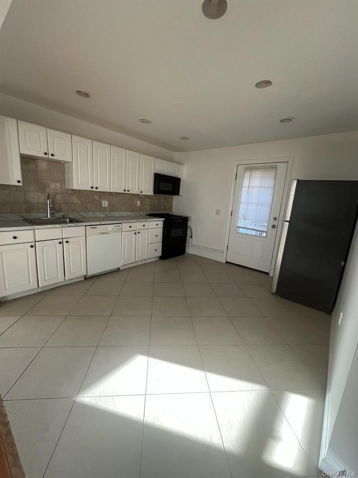 117 Blydenburg Ave - Photo 5 of 22