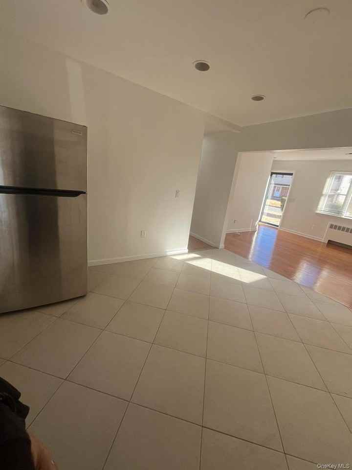 117 Blydenburg Ave - Photo 6 of 22